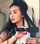 avec dents larges et affichage numérique. Femme utilisant un appareil sur de longs cheveux noirs et bouclés. Débardeur blanc visible.