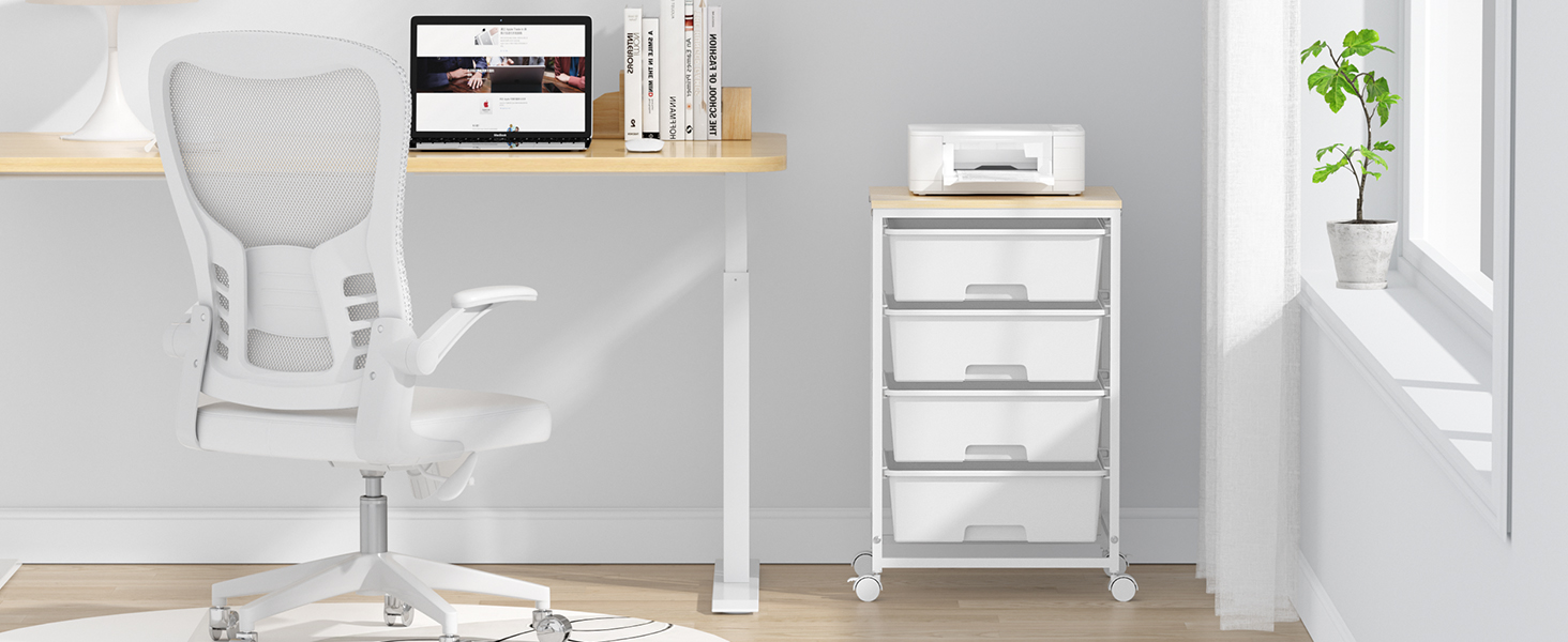 Cadre de bureau à domicile moderne avec chaise de bureau en maille blanche et chariot de rangement blanc à plusieurs tiroirs, adossé à des murs gris clair avec des étagères en bois