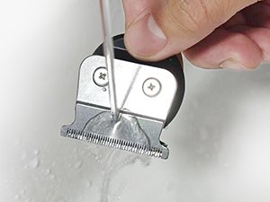 Gros plan d'un petit taille-crayon manuel en métal utilisé sur une