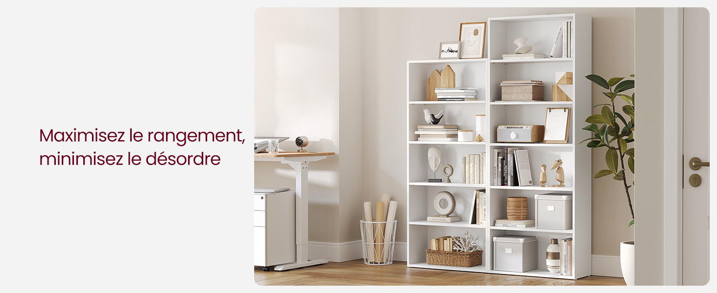 Système d'étagère modulaire blanc avec plusieurs compartiments asymétriques présentant des livres, des objets de décoration et des plantes dans un décor intérieur moderne