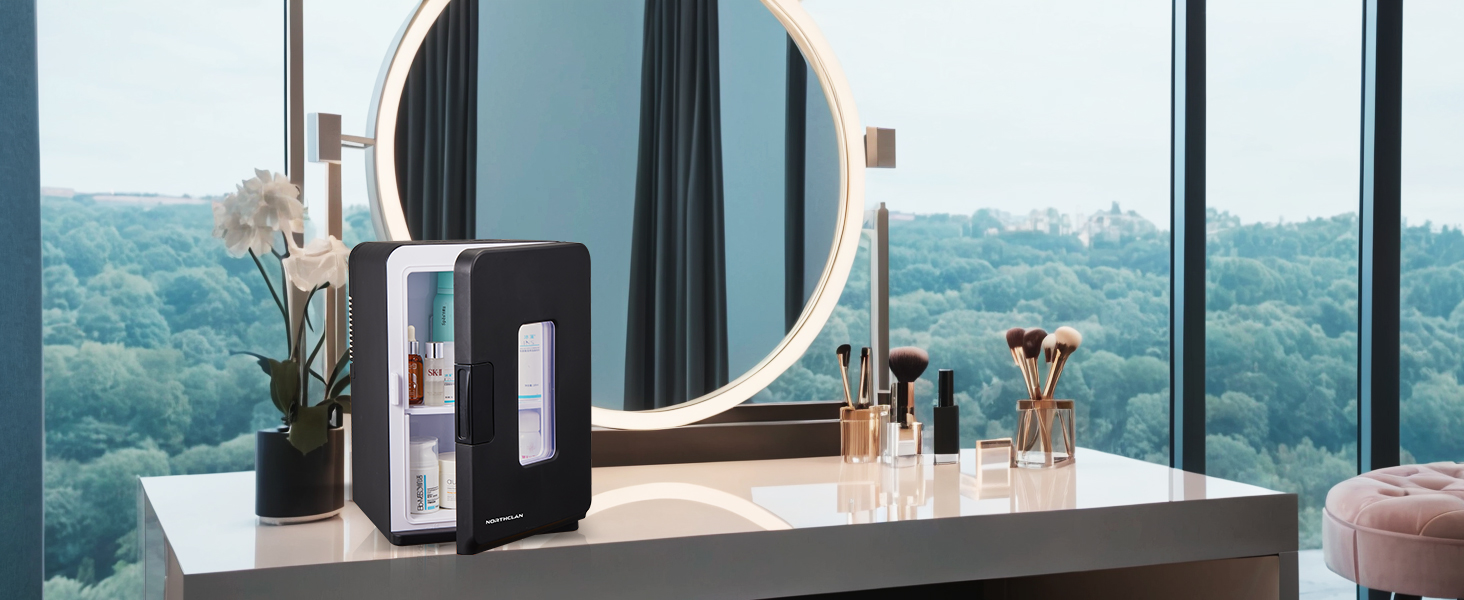 Configuration de vanité avec miroir rond sur la commode. Comprend des produits de maquillage, un petit électroménager et une orchidée. Les grandes fenêtres donnent sur un paysage verdoyant.