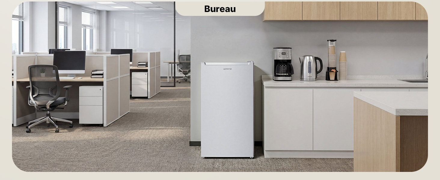 Intérieur de cuisine moderne avec armoires blanches, appareils électroménagers en acier inoxydable et design minimaliste. Les angles multiples indiquent un espace de comptoir continu et des lignes épurées.