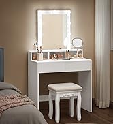une table de toilette blanche avec un miroir et un tabouret.