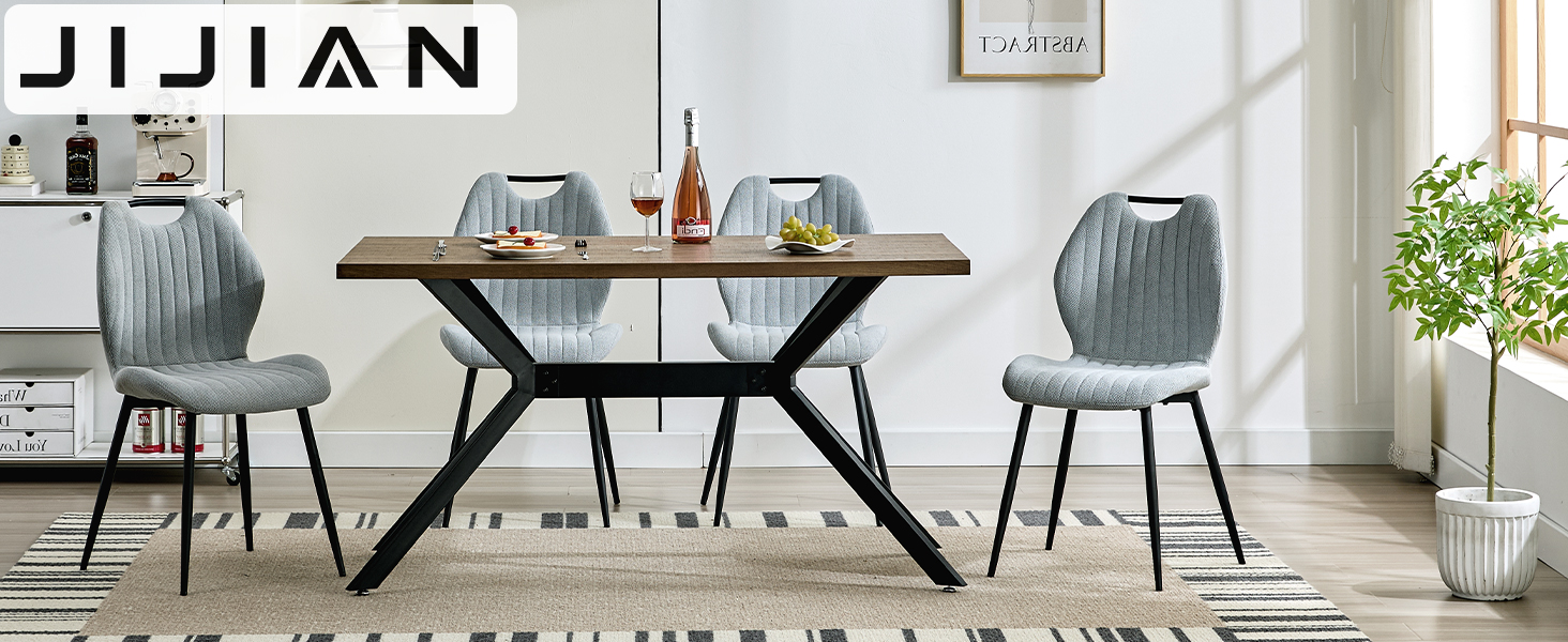 avec table en bois, pieds en métal noir et quatre chaises rembourrées grises dans une pièce lumineuse.