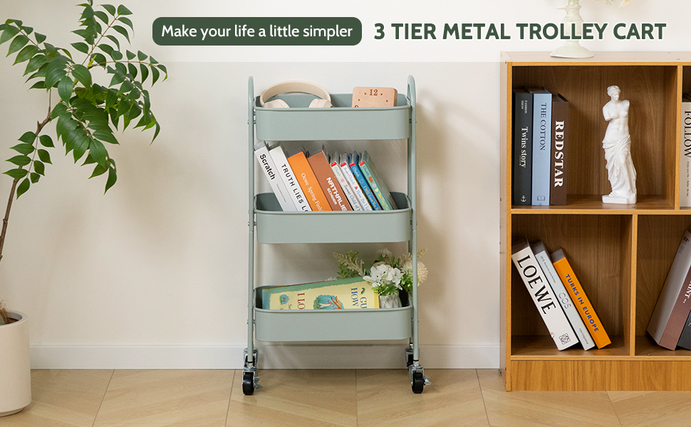 avec roues. Couleur vert clair, design fin. Chaque niveau contient divers objets tels que des livres et des plantes. Montré à côté d'une étagère en bois à la maison.