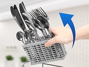Panier à couverts pour lave-vaisselle en cours de levage, rempli d'argenterie variée, y compris des fourchettes, des couteaux et des cuillères. Une flèche bleue indique le mouvement vers le haut.