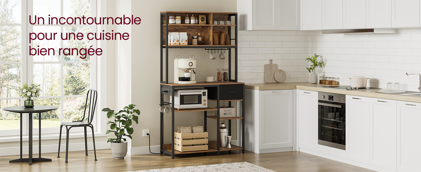 avec étagères et armoires. Finition en bois foncé, plusieurs compartiments pour l'organisation. Montré dans un décor de cuisine blanc.