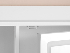 Gros plan d'un bureau ou d'un bord de table blanc. Montre une surface lisse et une vue partielle des éléments structuraux situés en dessous.