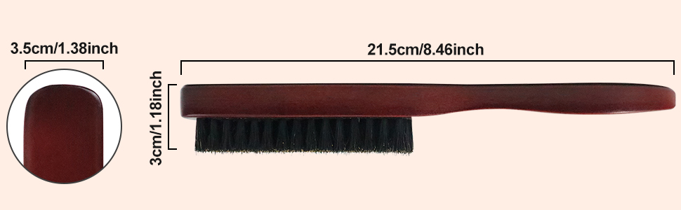 Pinceau long et étroit avec manche en bois et poils noirs. Dimensions indiquées : 21,5 cm de longueur, 3 cm de largeur, 3,5 cm de diamètre de la tête de brosse.