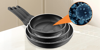 Le texte indique « Image 4 ». Image identique à l'image 2 : pile de poêles antiadhésives avec revêtement bleu.