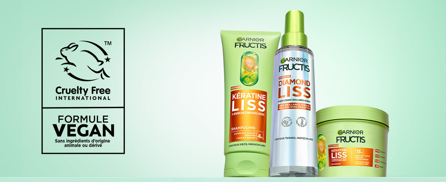 Présentoir de produits présentant diverses boissons en bouteille et emballages portant une marque de certification « végétalien ». Arrière-plan teinté de vert avec plusieurs contenants de produits illustrés.