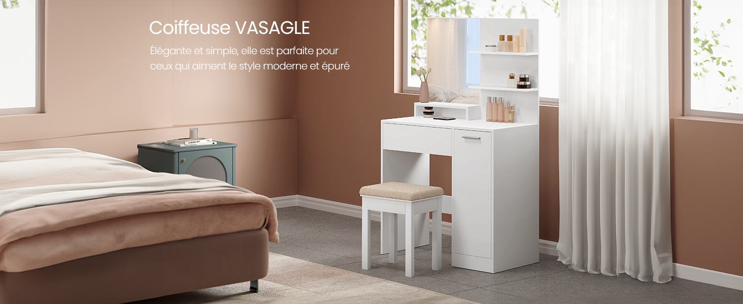 avec coiffeuse blanche, tabouret et grand miroir. Placé contre un mur couleur pêche près d'un lit et d'une fenêtre avec des rideaux.
