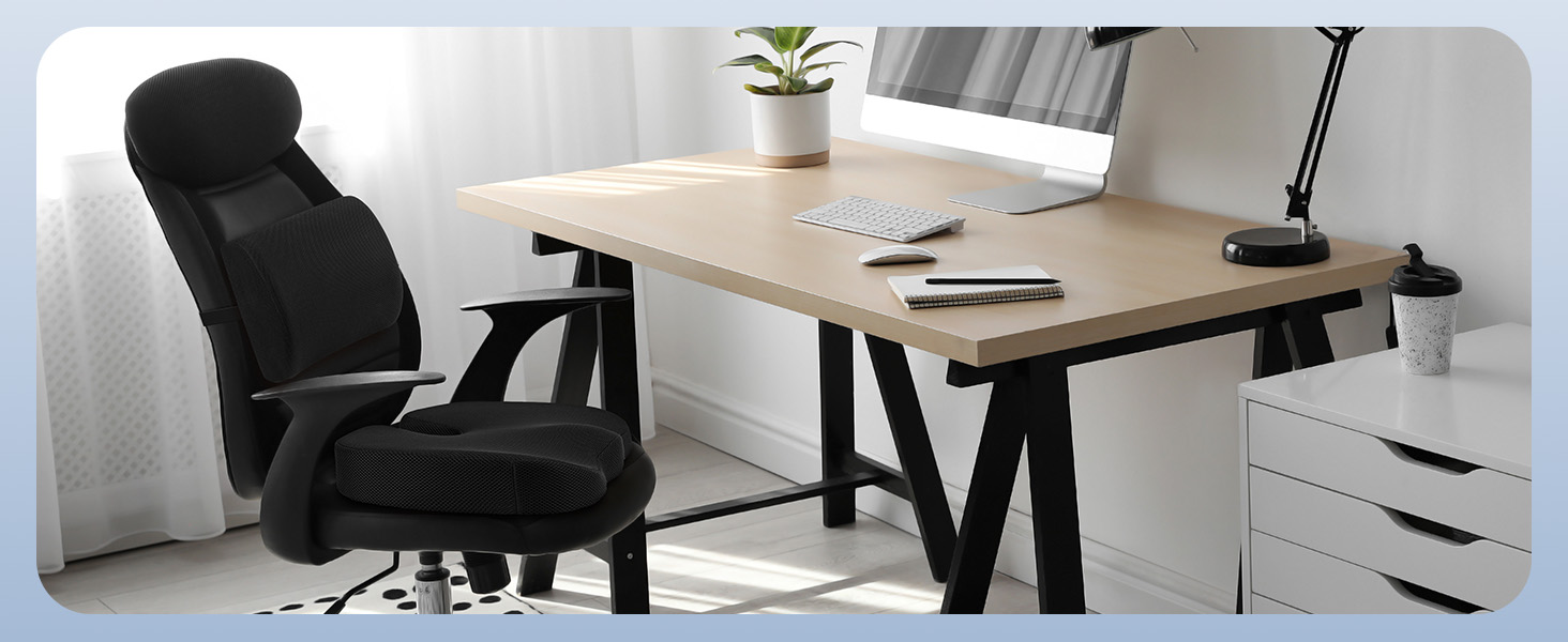 Configuration de bureau à domicile moderne avec bureau en bois clair, chaise de bureau noire, ordinateur portable, lampe de bureau et tiroirs de rangement blancs. Design épuré et minimaliste de l'espace de travail.