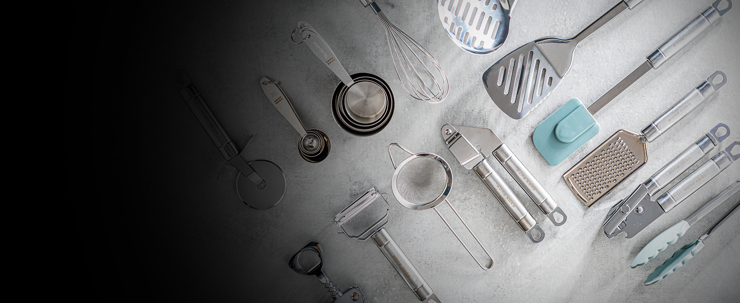 Assortiment d'ustensiles de cuisine sur surface claire, y compris des fouets, des spatules, des râpes, des cuillères à mesurer et un éplucheur. Les articles sont principalement blancs ou métalliques, avec un outil bleu clair visible.