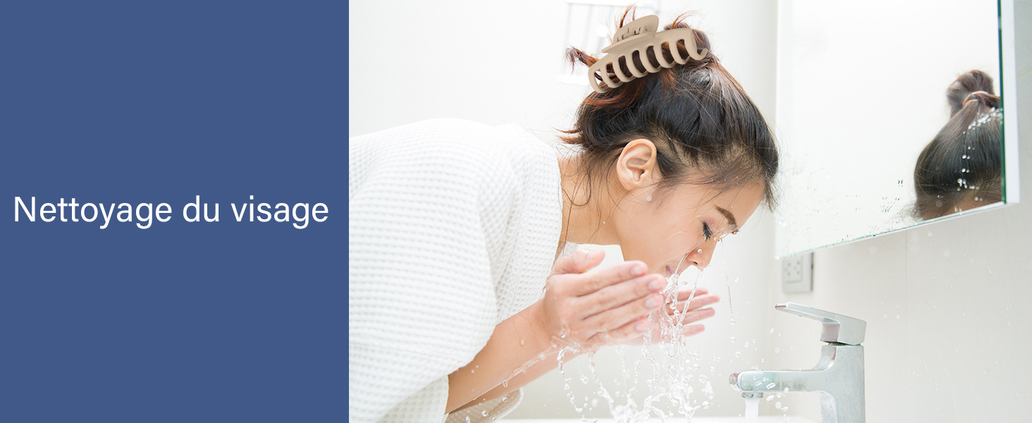 Personne se lavant le visage avec de l'eau au lavabo de la salle de bain, démontrant la technique de nettoyage du visage avec une serviette blanche visible en arrière-plan.