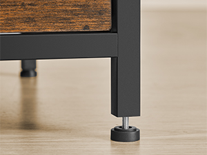 Gros plan d'un pied de meuble ajustable. Structure en métal noir avec repose-pieds à vis pour le nivellement sur