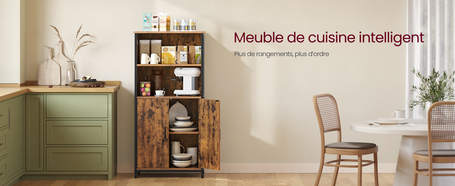 une armoire en bois avec une étagère dedans.