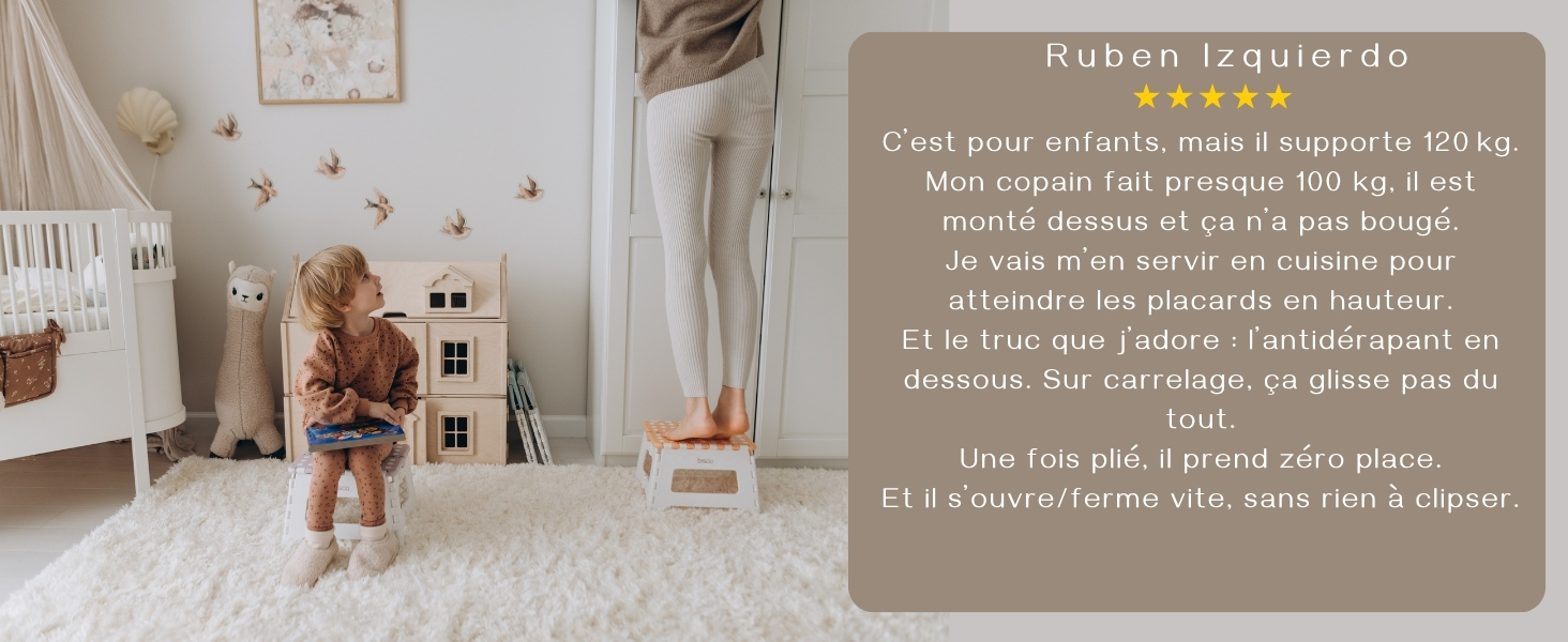 Espace intérieur blanc avec de hauts plafonds et des fenêtres cintrées, la superposition de texte apparaît estompée sur un fond clair.