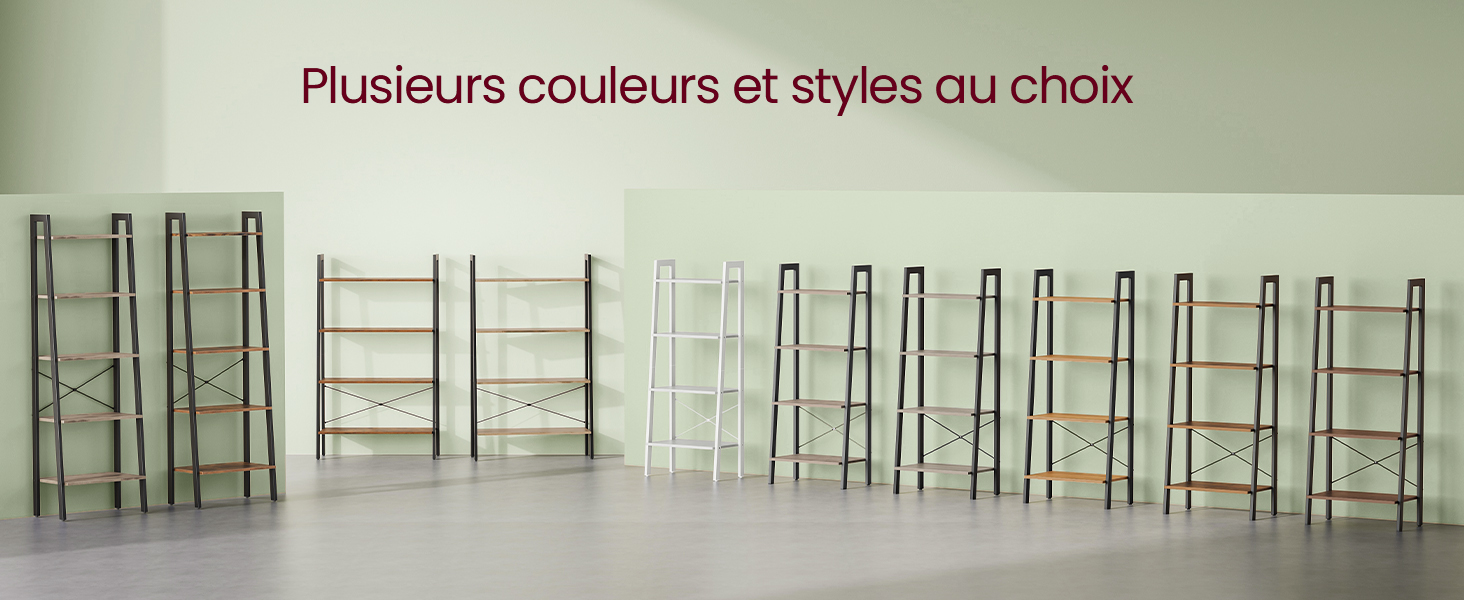 Présentation de plusieurs étagères de style échelle dans différentes finitions, disposées en rangée contre un mur dans le cadre d'une salle d'exposition