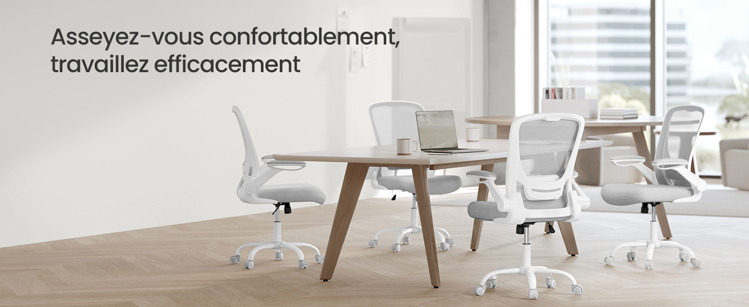 une chaise de bureau blanche avec une base blanche et une tasse à café sur une table en bois.