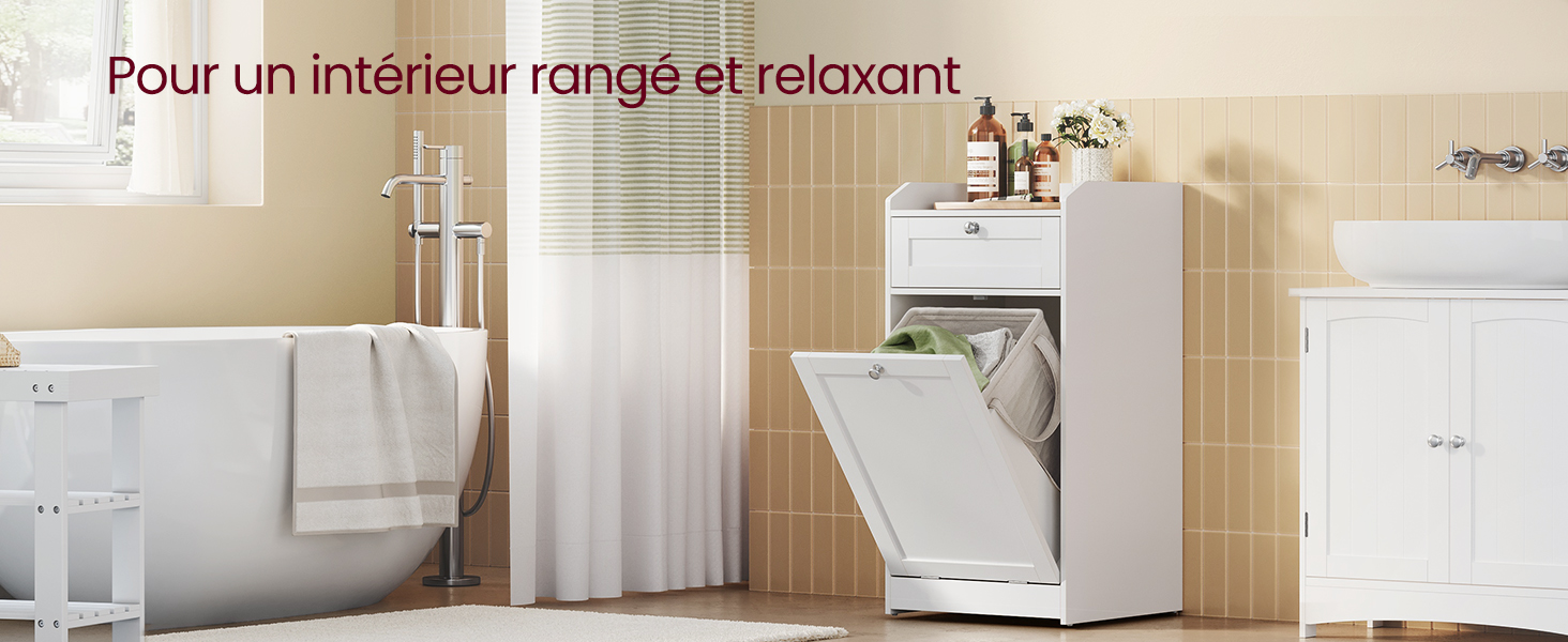 Intérieur de salle de bain blanc moderne avec baignoire autoportante, armoires blanches