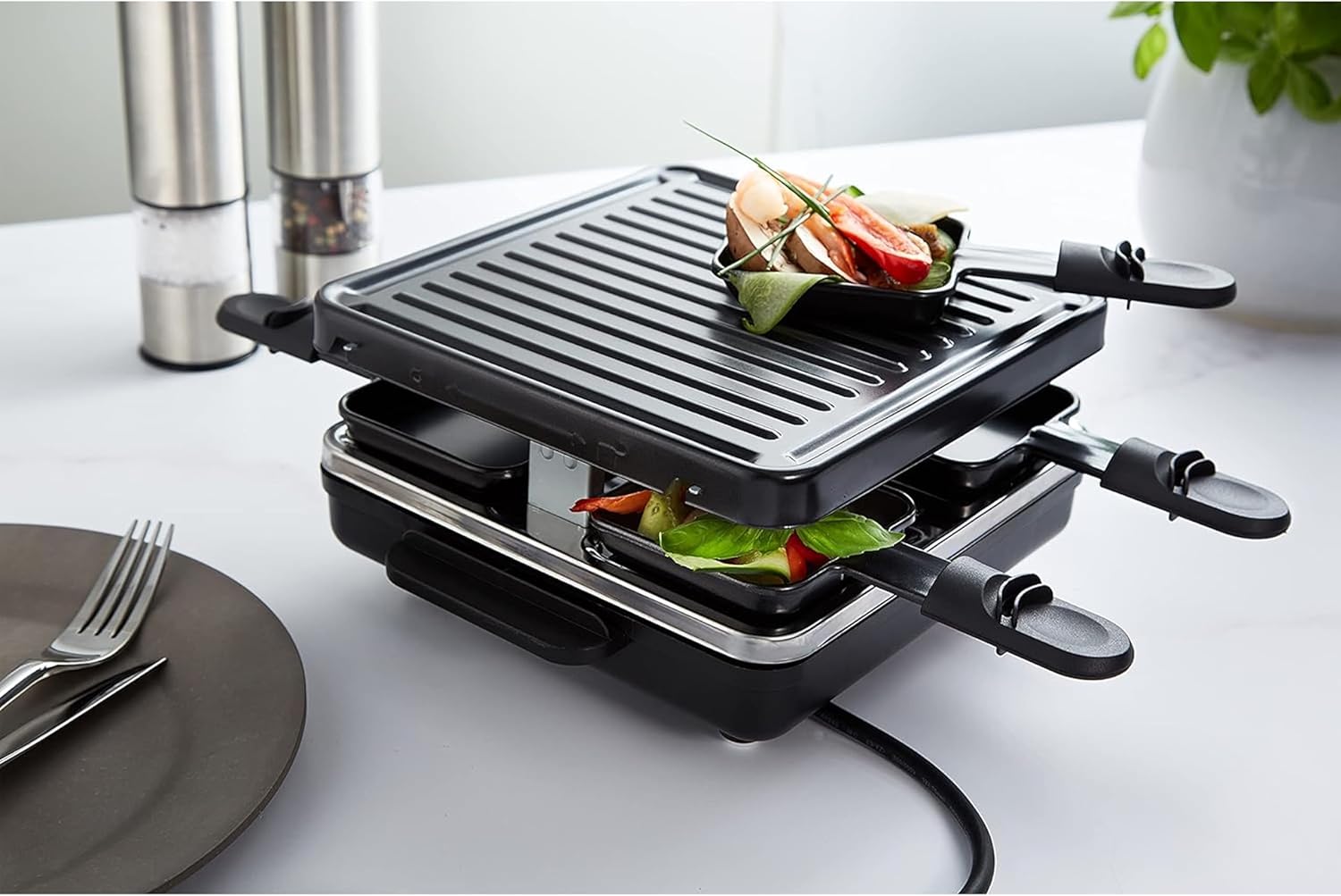 DOMO - Raclette-gril 4 pers, 600W, poêlons antiadhésifs, nettoyage facile - DO9147G