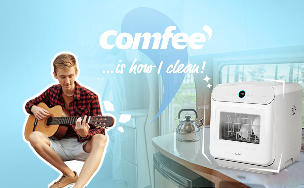 Le texte se lit comme suit : « Comfee ». Collage marketing montrant des images du style de vie des produits avec des appareils électroménagers blancs, avec des scènes teintées de bleu et des décors de maison décontractés.