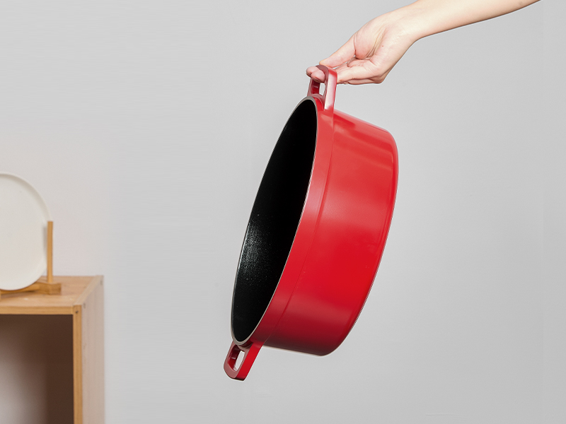 Série d'images montrant un dispositif de montage rouge ou un support en cours d'installation ou de réglage sur des surfaces blanches.