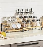 Étagère à épices en bois à deux niveaux avec cadre en métal, contenant des bocaux en verre et des récipients de différentes tailles remplis d'épices et d'assaisonnements sur un comptoir de cuisine