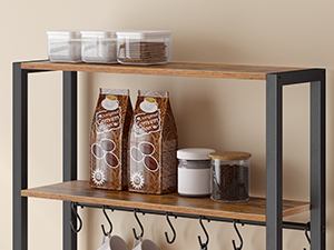 Étagère de style industriel avec structure en métal et étagères en bois, présentant des récipients de rangement en verre au niveau supérieur.