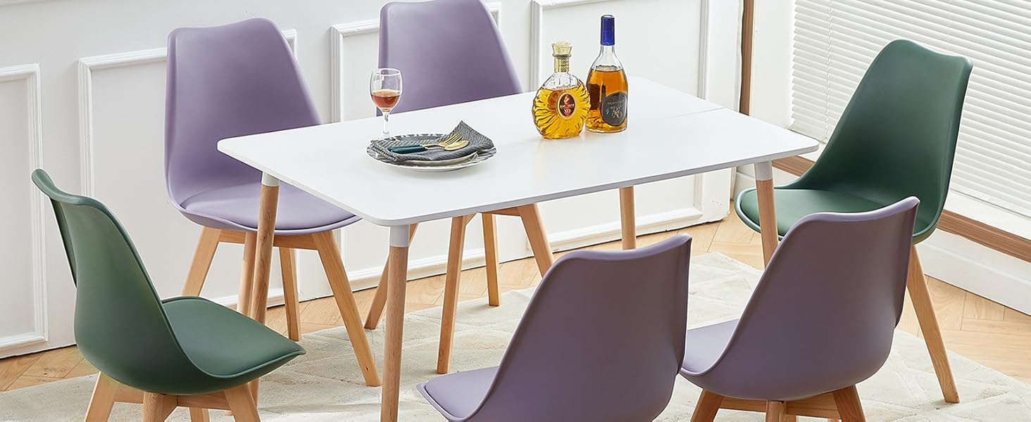 le nouvel ensemble de table à manger moderne composé d'une table à manger minimaliste moderne, d'une table à manger et de chaises