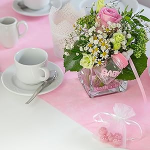 Table avec chemin de table en tissu non tissé et décoration de Pâques