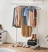 avec barre unique pour suspendre les vêtements. Comprend des roulettes pour la mobilité, une étagère inférieure pour les chaussures et peut contenir divers vêtements de différentes couleurs.