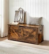 une commode rustique avec un tiroir en bois et un coussin sur le dessus.