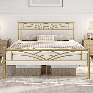 Cadre de lit moderne en métal avec tête de lit et pied de lit dorés. Le design géométrique comporte des arcs et des lignes droites. Présenté avec une literie à carreaux