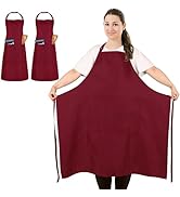 avec sangle de cou et liens ajustables à la taille. Dispose de poches. Présenté plié et porté par une personne démontrant sa couverture et sa coupe.