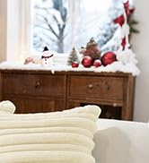 Série d'images montrant de la literie ou du tissu blanc dans différentes configurations pliées et différents scénarios de rangement.