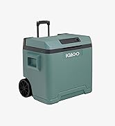 Des tranches d'orange fraîches disposées sur une surface blanche, avec des oranges entières et des morceaux d'agrumes créant une composition montrant de la fraîcheur et une couleur naturelle.