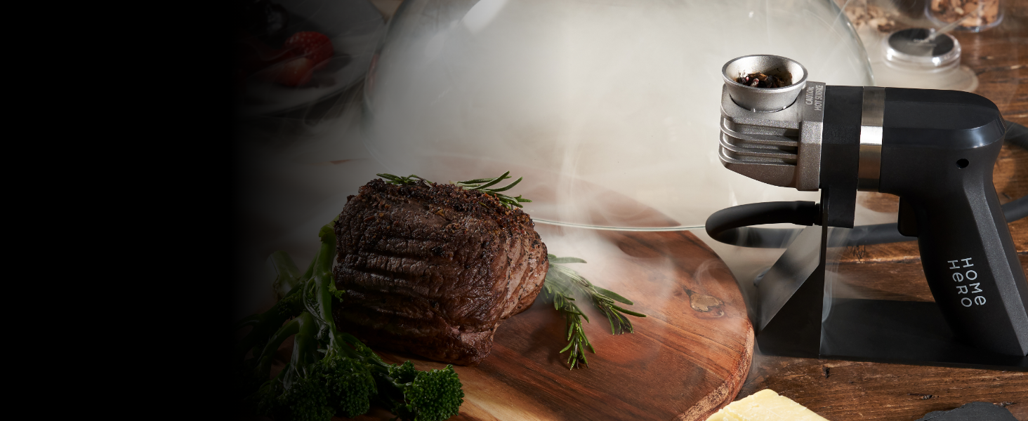 Rôti de bœuf cuit sur une planche à découper en bois avec des herbes fraîches. Torche de cuisine portative en arrière-plan, suggérant une utilisation culinaire pour saisir ou caraméliser