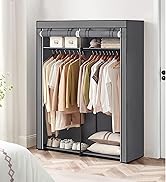 Armoire portable en tissu avec housse grise. Comprend une tringle à suspendre, des étagères et un rangement pour chaussures. Rempli de vêtements et d'accessoires bien rangés