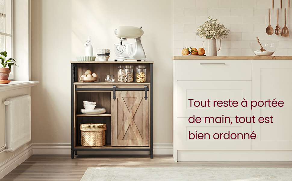 avec porte de grange coulissante et étagères ouvertes. Rangement organisé pour la vaisselle et les ustensiles de cuisine. Texte en français sur la facilité d'accès.