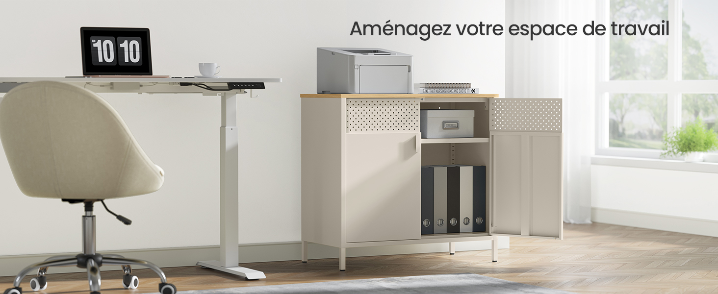 Configuration de bureau à domicile moderne avec bureau blanc et armoire de rangement, chaise de bureau gris clair, dans une pièce lumineuse avec fenêtre.