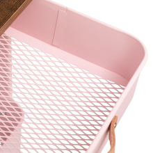 Contenant de rangement rose avec motif géométrique texturé sur la surface, vue partielle montrant les détails des coins et des côtés.
