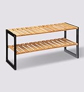 Étagère à lattes en bois à deux niveaux avec structure en métal noir. Design rectangulaire avec côtés ouverts, idéal pour le rangement ou l'affichage.