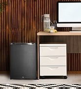 une tour informatique posée sur un bureau en bois.