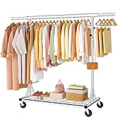 Porte-vêtements commercial sur roulettes présentant divers vêtements aux couleurs neutres et pastel, avec des paniers de rangement en dessous