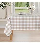 Collection d'images montrant du linge de table ou des textiles à motifs vichy beiges et blancs disposés de différentes manières sur une surface en bois clair.