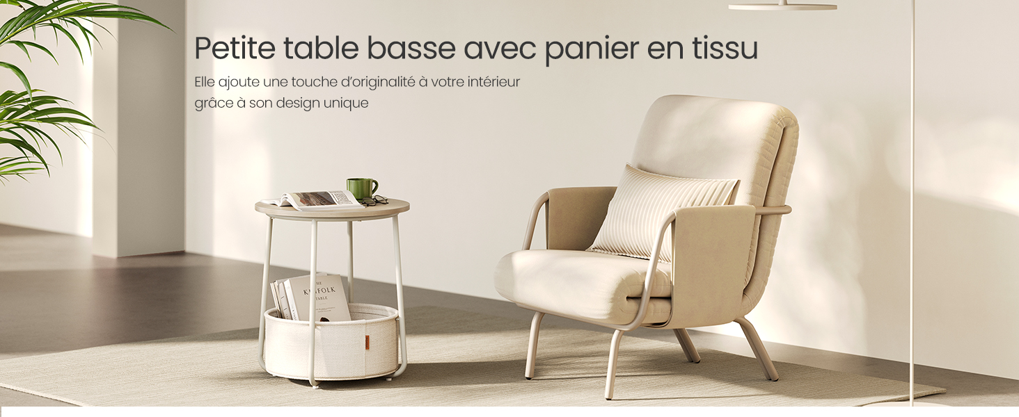 Petite table d'appoint ronde avec panier de rangement en tissu en dessous. Fauteuil beige visible à côté de la table dans un décor intérieur minimaliste.