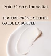 Gros plan d'une crème blanche, semblable à un gel, à la texture lisse. Le produit semble être un hydratant pour le visage à la consistance légère et gélifiée