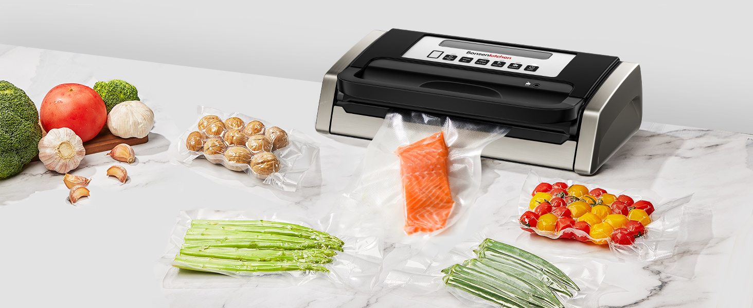 avec divers produits alimentaires scellés, notamment des légumes, de la viande et des noix, affichés sur une surface blanche